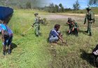 Melalui Aksi Bersih-Bersih Lingkungan di Distrik Bibida, Satgas Yonif 711/Raksatama Jalin Kemanunggalan TNI dan Rakyat